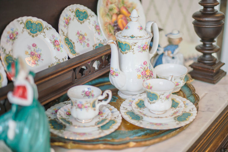 桌子上的茶与茶具