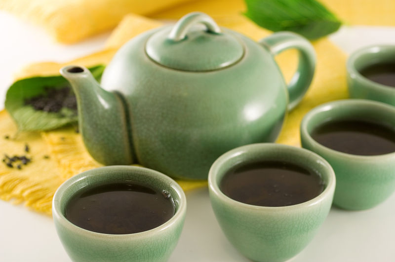 装满绿茶的茶具