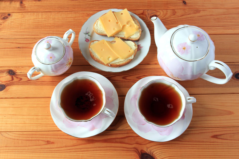 木板上的茶和茶具点心