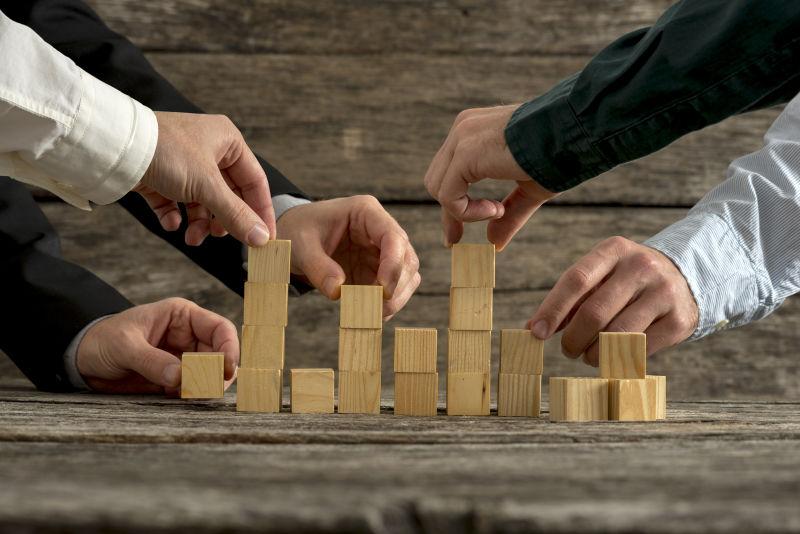 团队一起搭积木