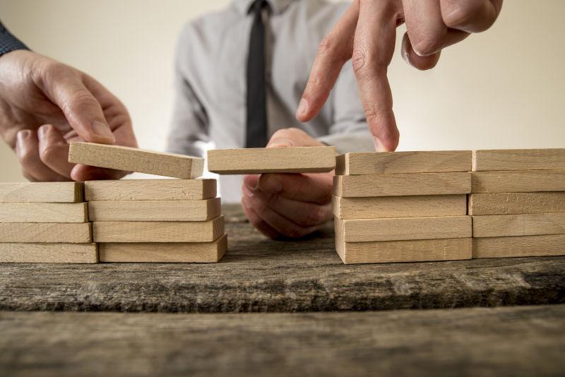 商人拿着积木木块