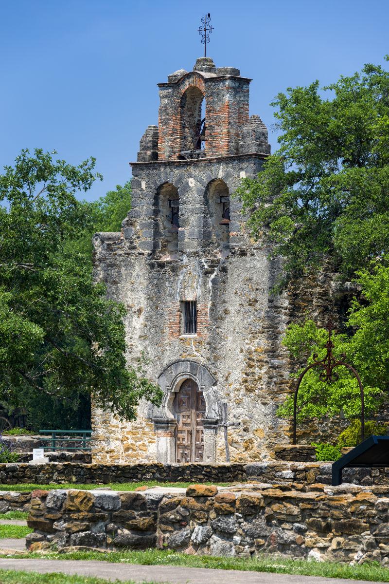处于碧水蓝天下的欧洲古堡建筑
