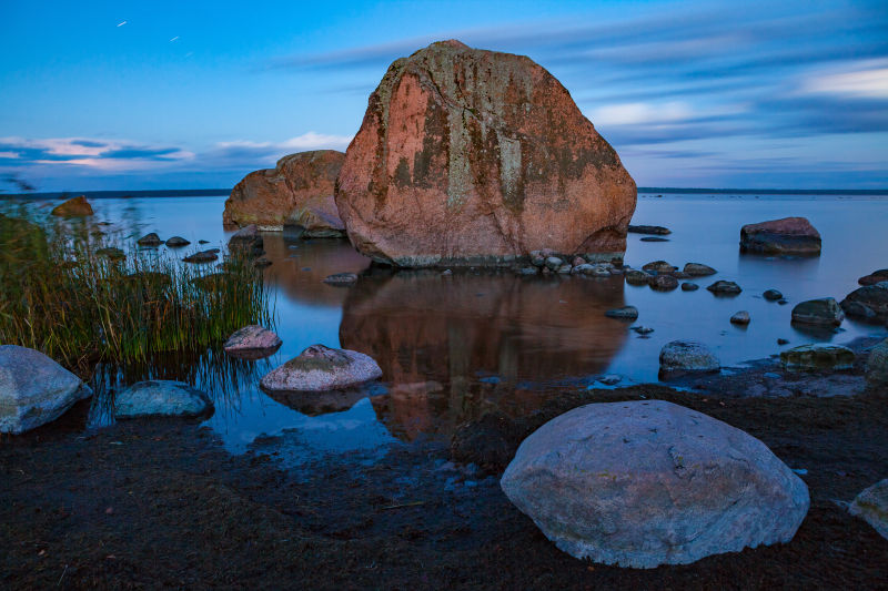海边巨大的花岗岩石