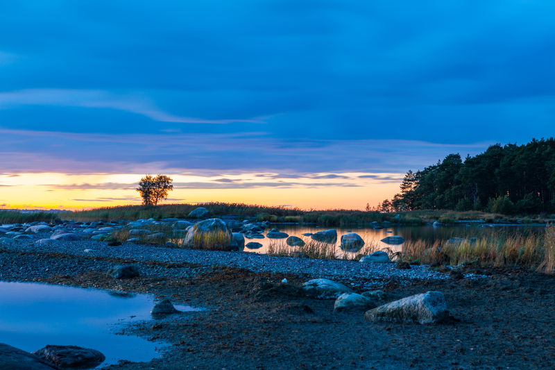 日落的美丽海湾
