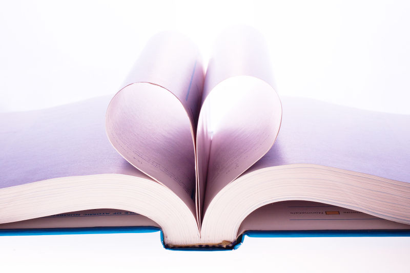 木桌上打开的爱心书籍