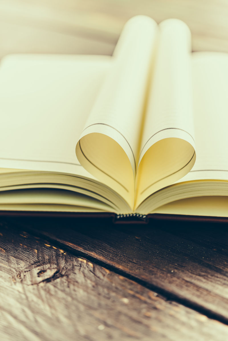 旧木桌上的爱心书籍