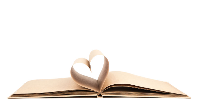 木桌上的爱心书籍图片 白色背景下一本书的扉页上敞开的心素材 高清图片 摄影照片 寻图免费打包下载