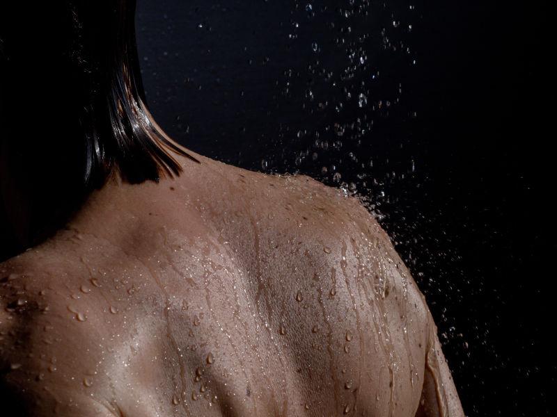黑色背景下的正在洗澡的人