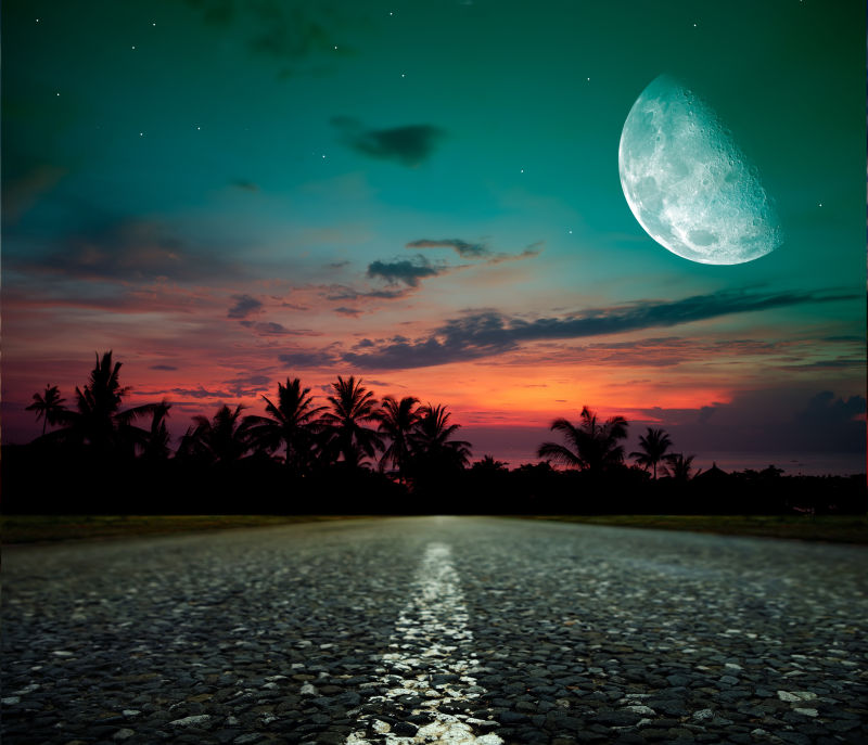 月亮下的道路