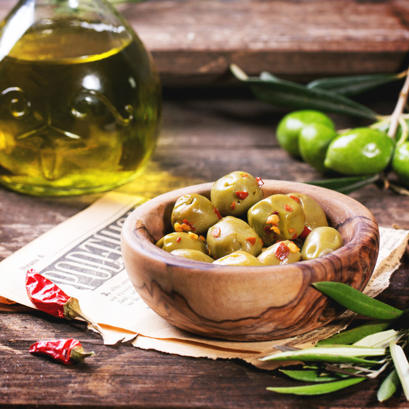 木碗中的腌制的辣橄榄