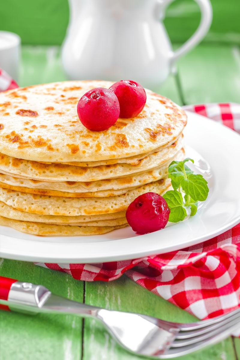 白色盘里的树莓煎饼