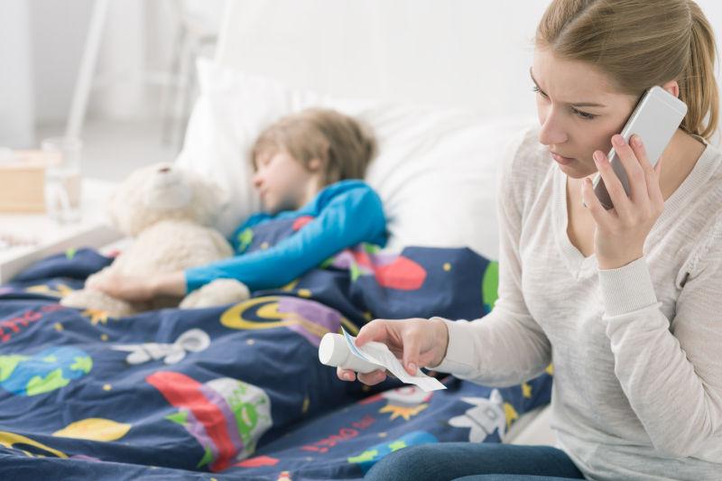 母亲打电话询问生病孩子该使用的药物