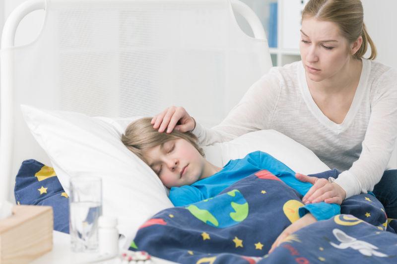 一个年轻妈妈担心生病的小儿子