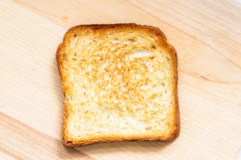 木桌上的烤面包