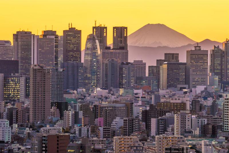 傍晚时分的东京天际线与日本富士山