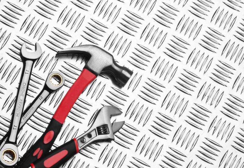 金属板上的修理工具