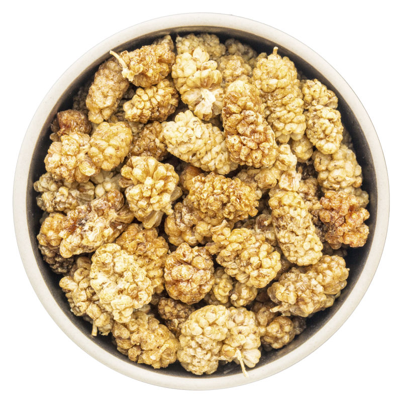 白色背景下碗里的白桑椹