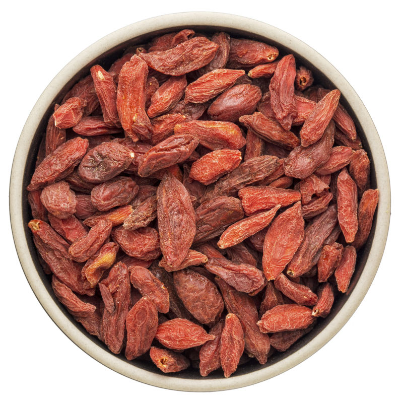 白色背景下碗里的干枸杞