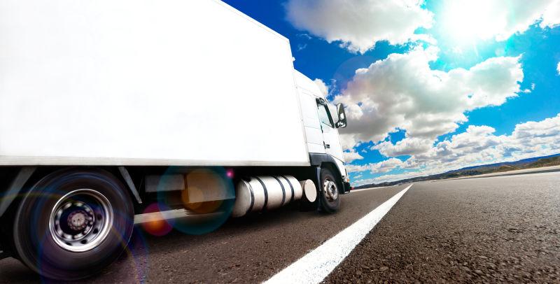 载货的卡车在路上行驶