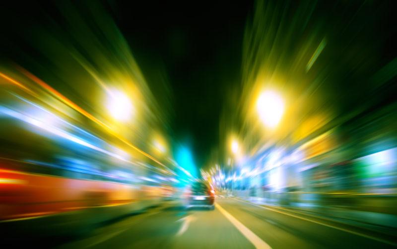 城市道路上的模糊汽车