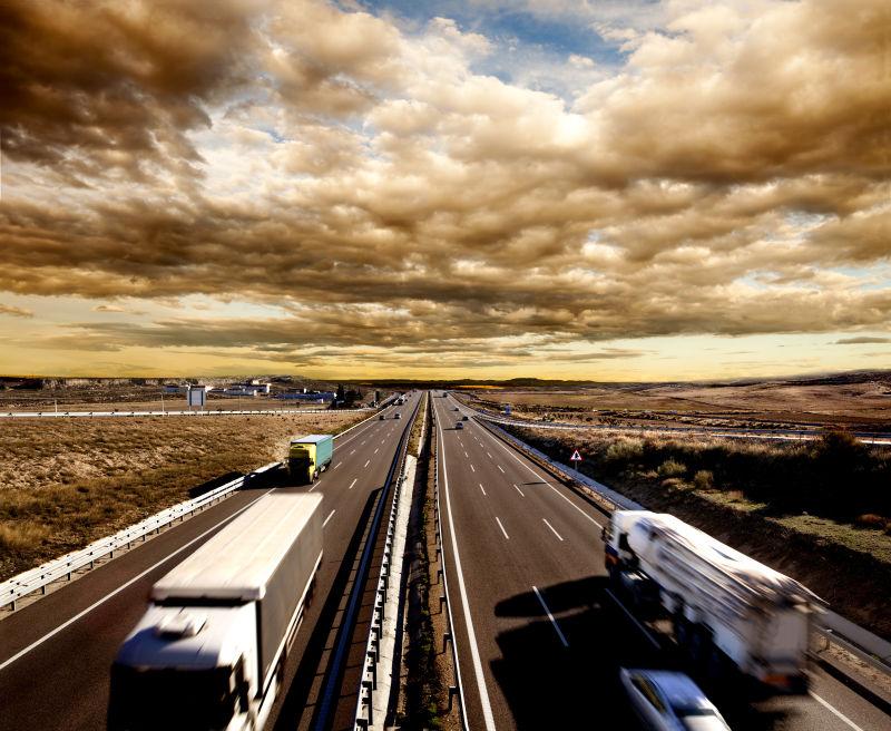 卡车和汽车在公路上行驶