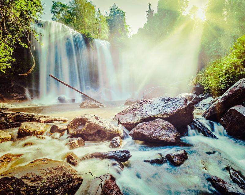 复古效果有阳光照射的瀑布