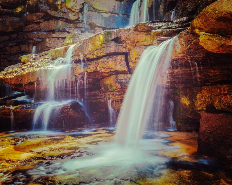 复古效果的岩石瀑布