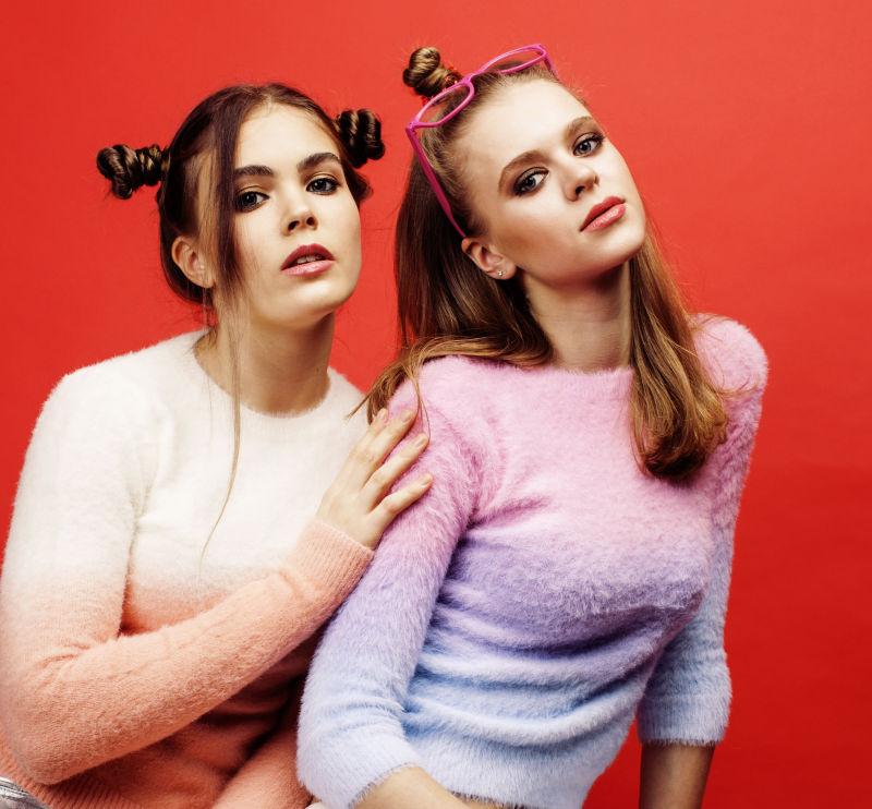 两个穿不同羊毛衫的美女