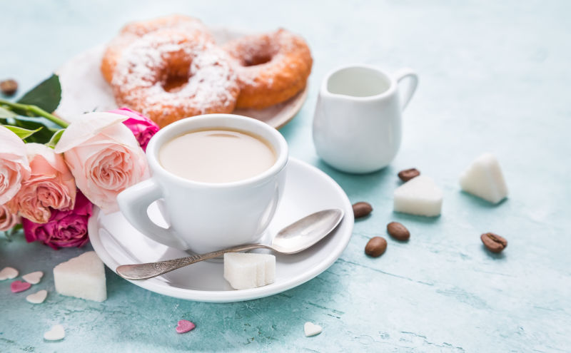 新鲜甜甜圈与咖啡