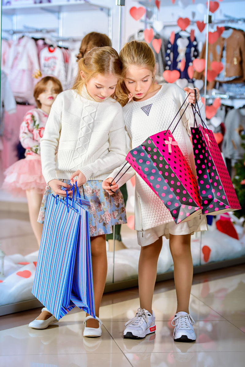 两位可爱的小女孩去商场购物