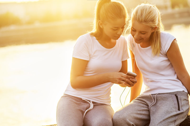 两个女孩在开心的看手机