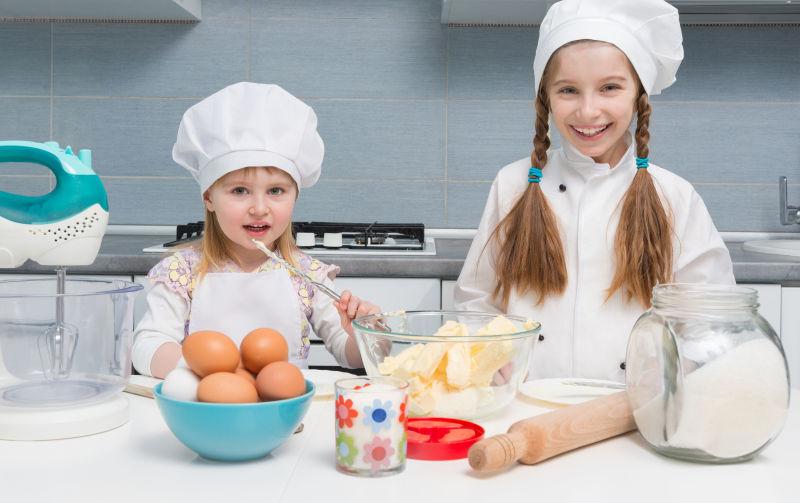 两个穿着制服的小女孩