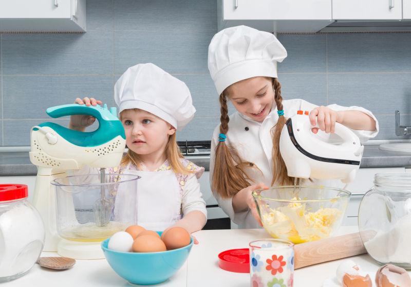 两个快乐的小女孩榨汁