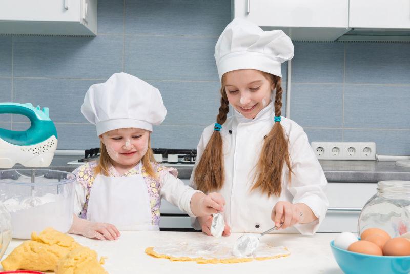 制作面食的两个快乐的孩子