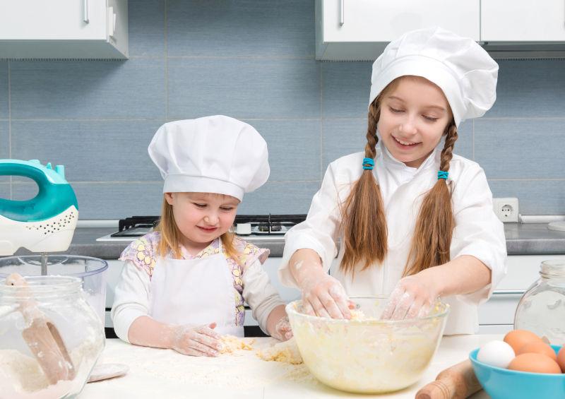 揉捏面团的两个快乐的孩子