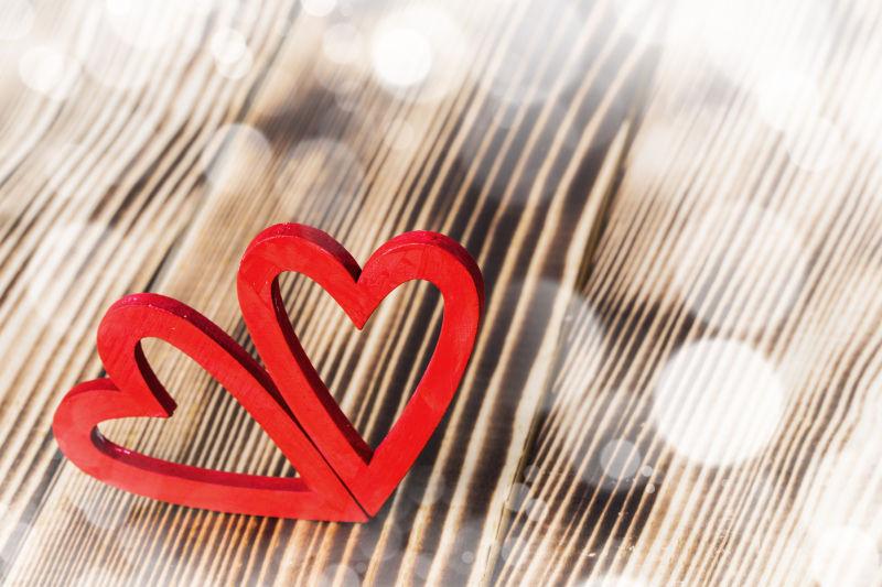 模糊木制背景中的两颗红心