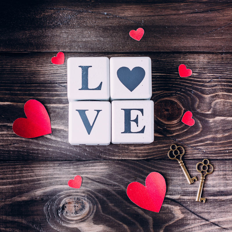 木制背景下的我爱你木块纸心和钥匙