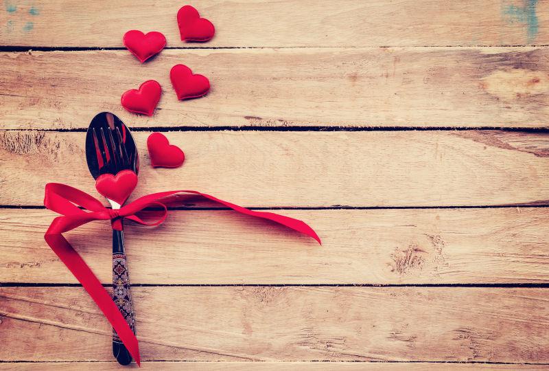 木桌上情人节红心餐具