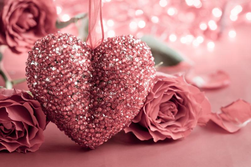 情人节背景与粉色爱心和玫瑰
