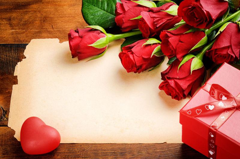 瓦伦丁的红色玫瑰和老式纸框架