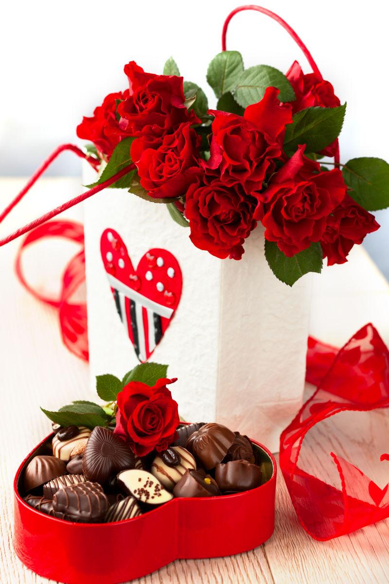 情人节的红玫瑰和巧克力糖果