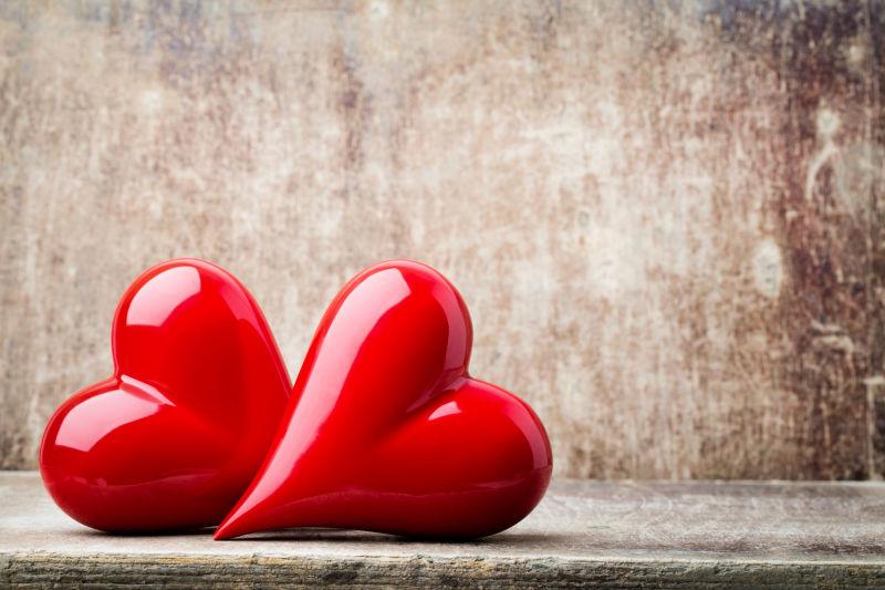 木头背景上的心形