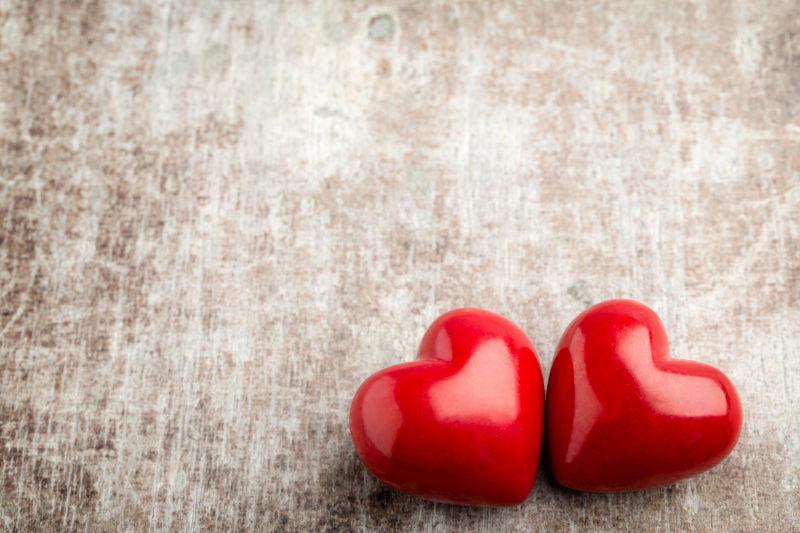 木头背景上心形