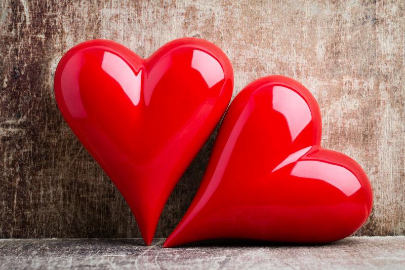 木头背景上的红色石心