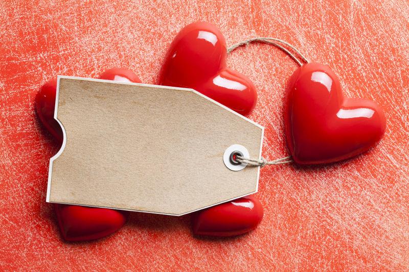 空白纸张标签和红心