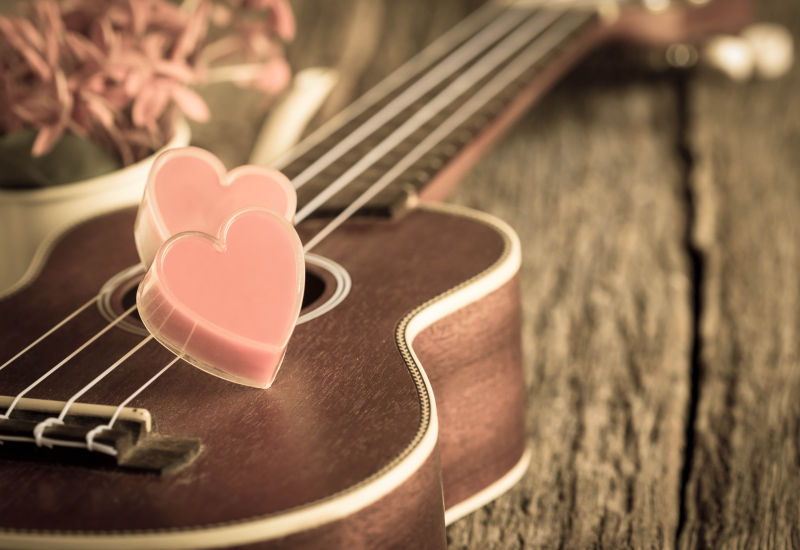 木桌上的情人节背景红心和吉他