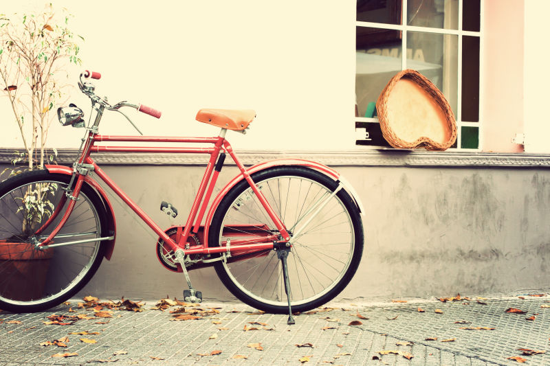 情人节窗台上的爱心和自行车
