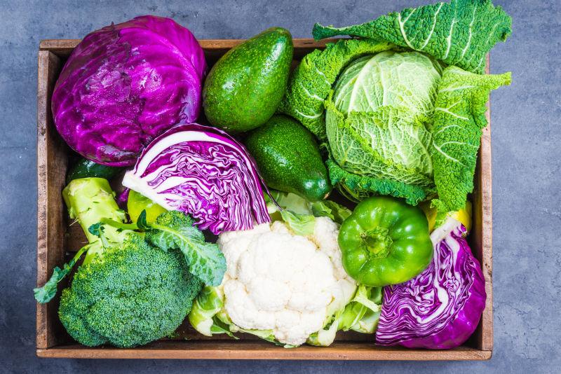 木箱里的各种蔬菜