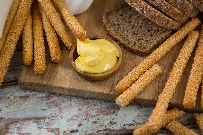 面包棒与黄油面包片