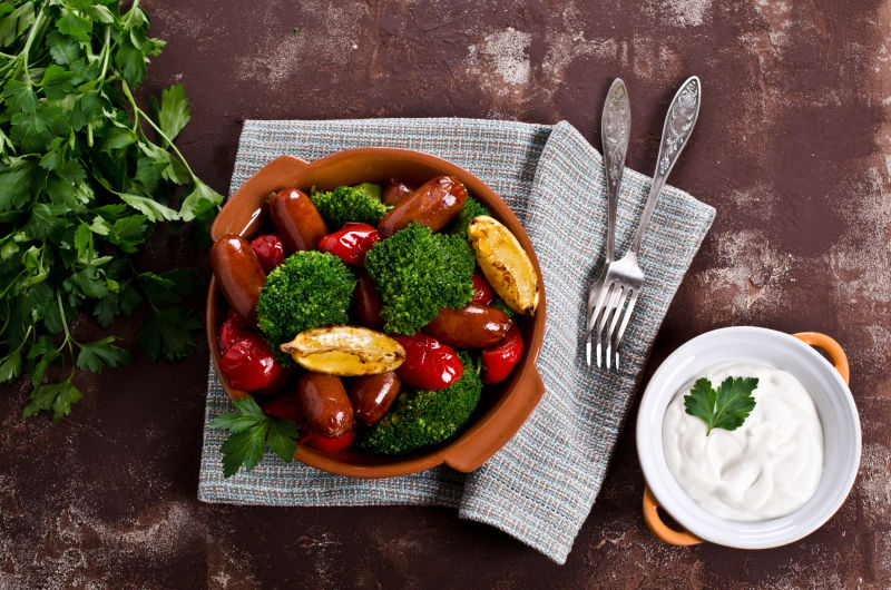 摆在灰色餐巾上的蔬菜火腿